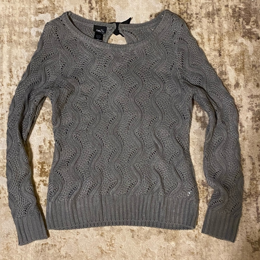 Rue 21, cute back w/ small keyhole and bow. Size Medium, EUC